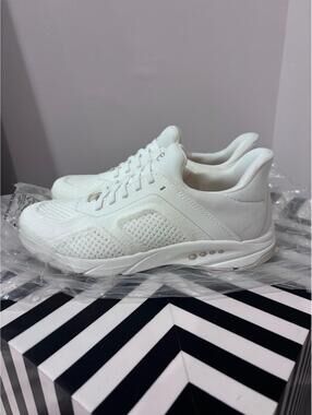 Ecco White Knit Sneakers Women’s Size 7 BRAND NEW